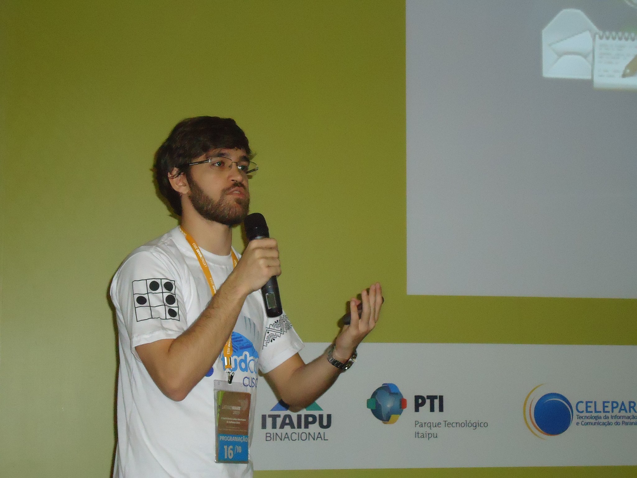 Giving a speech at Latinoware (2014).